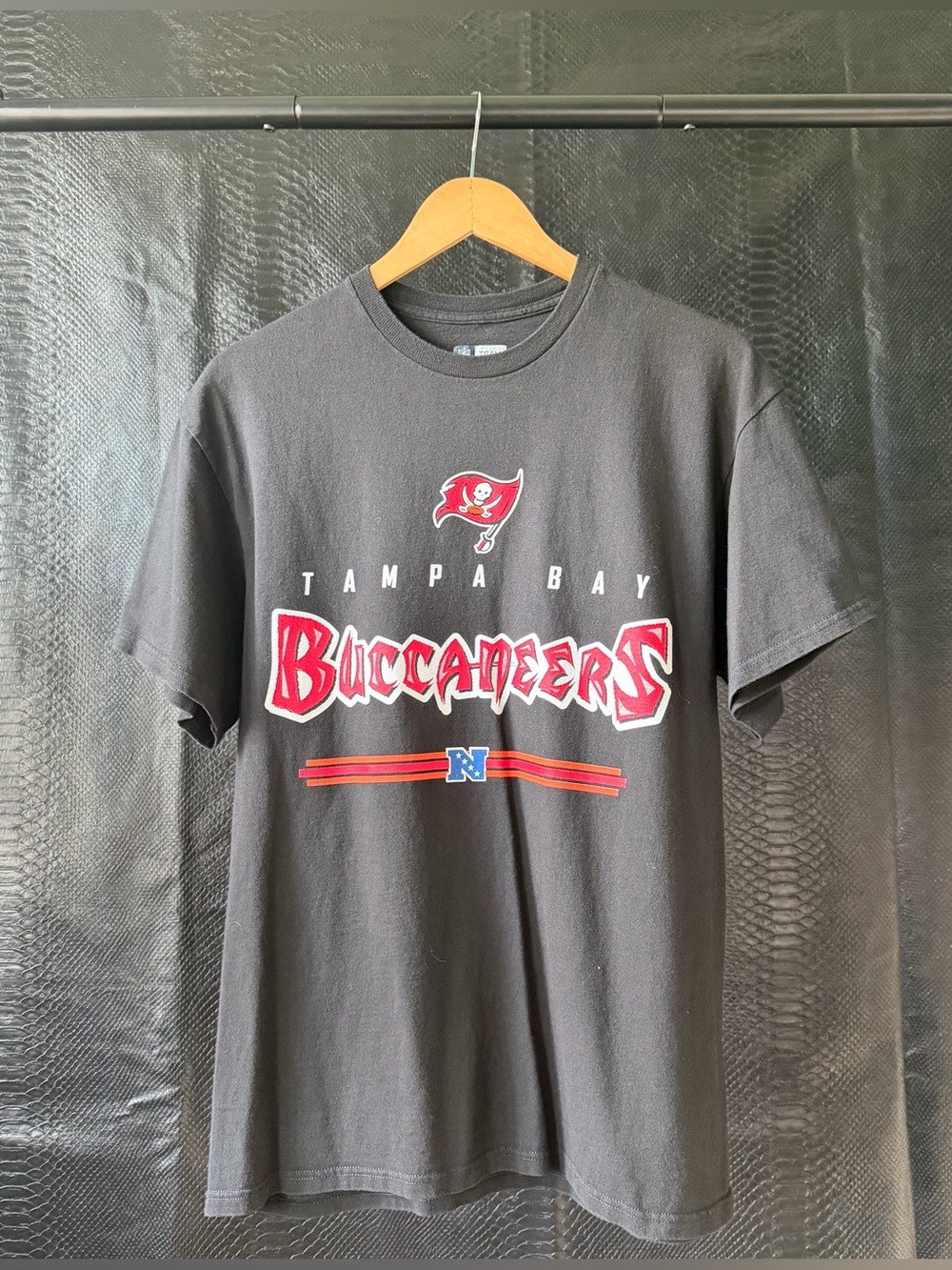 NFL Tampa Bay Buccaneers Team Apparel Graphic T-shirt Size Men’s Large